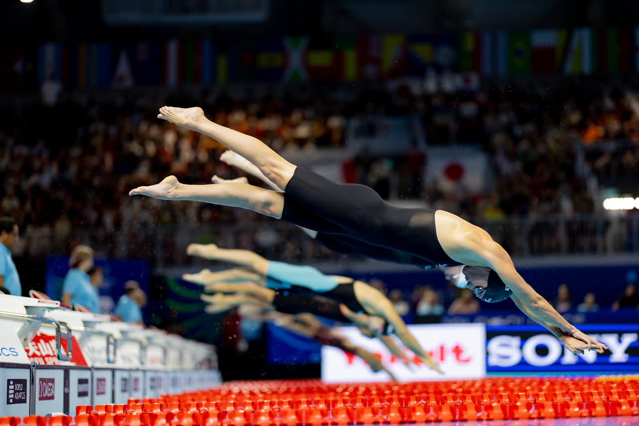 Taylor Ruck diving off the blocks at the World Aquatics Championships